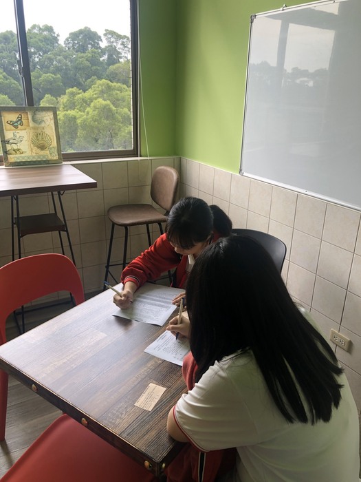 學生可在此安靜閱讀，提供小組或師生個別會談，口語練習或情境演練