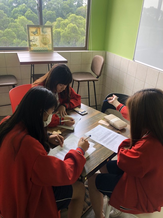 學生可在此安靜閱讀，提供小組或師生個別會談，口語練習或情境演練