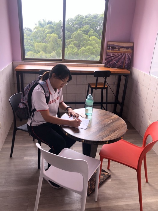 學生可在此安靜閱讀，提供小組或師生個別會談，口語練習或情境演練