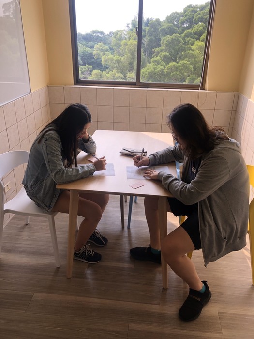 學生可在此安靜閱讀，提供小組或師生個別會談，口語練習或情境演練