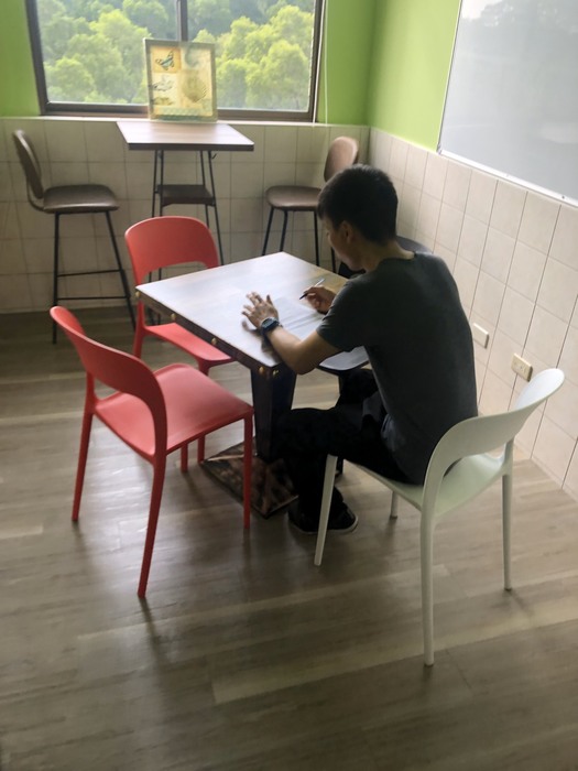 學生可在此安靜閱讀，提供小組或師生個別會談，口語練習或情境演練