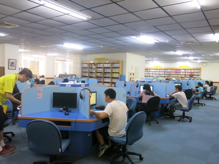 含電腦多媒體共有５４個座位，可提供學生線上練習軟體
